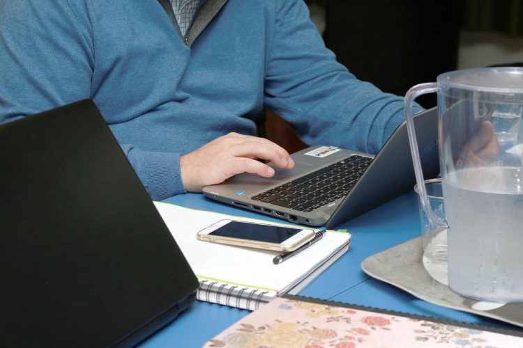 Salarié ou auto-entrepreneur: le choix professionnel idéal à faire!
