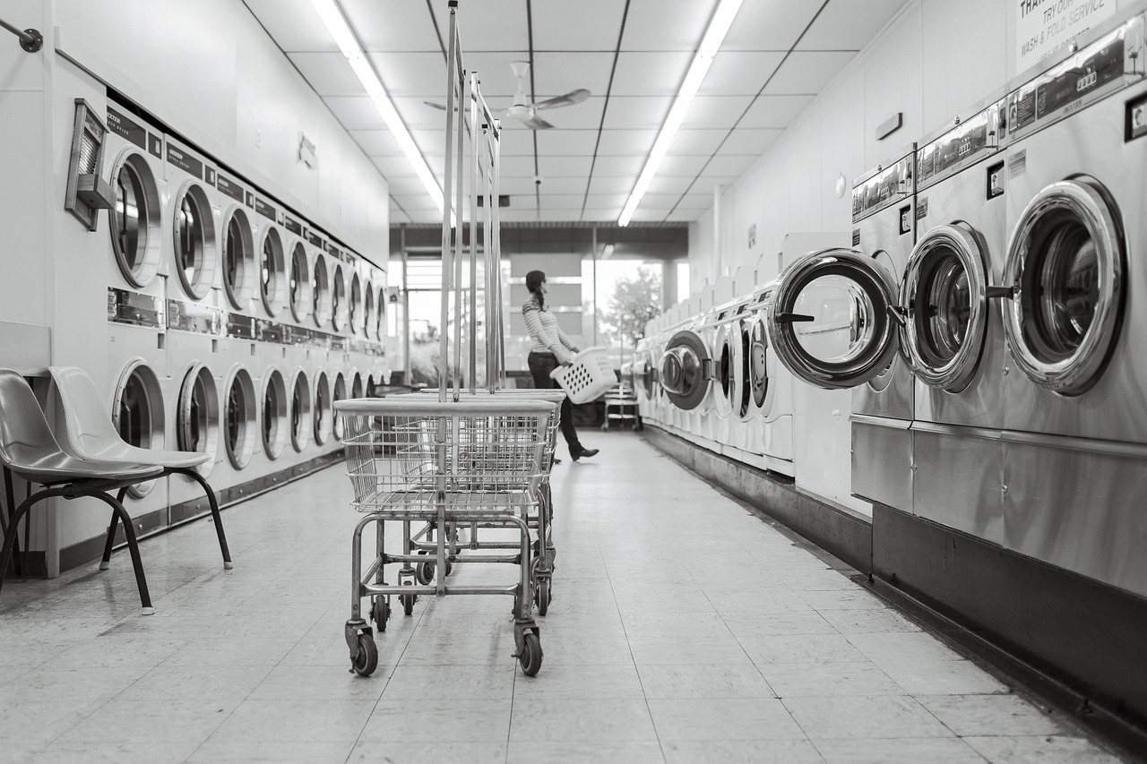Laverie Automatique Libre-Service Sans Franchise : Avantages & Défis