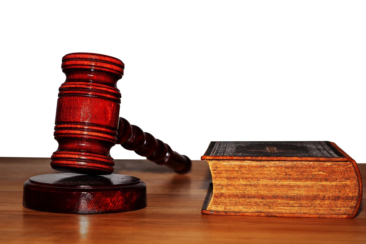 Eviter les pièges juridiques à la création d’une entreprise grâce à un avocat