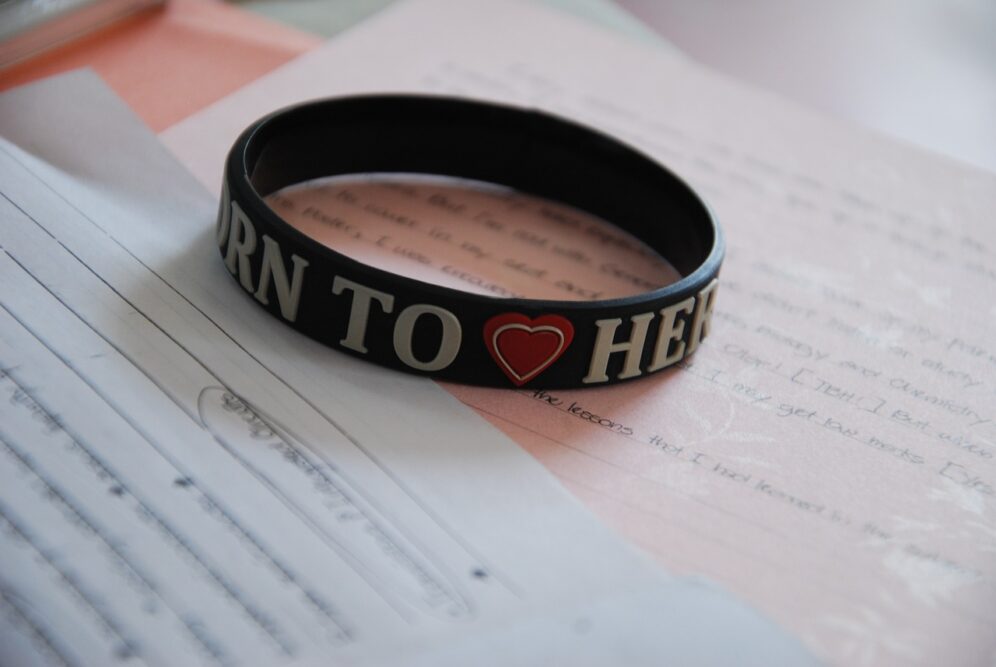 Optez pour les bracelets rubans personnalisés pour célébrer vos événements spéciaux