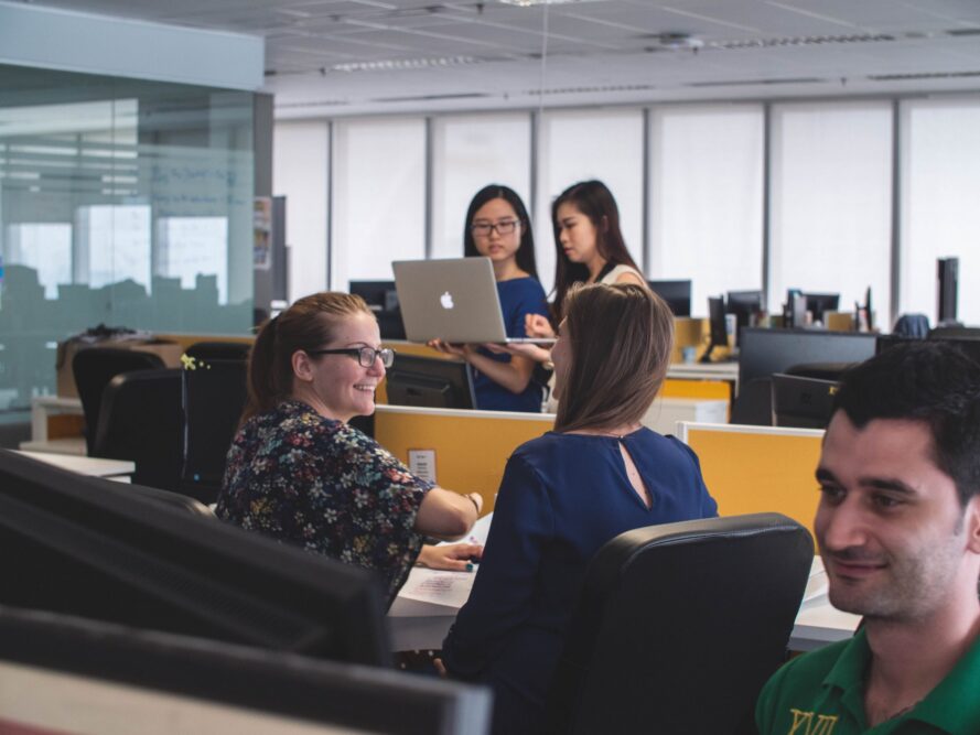 5 moyens importants de favoriser l’engagement des employés grâce à la technologie