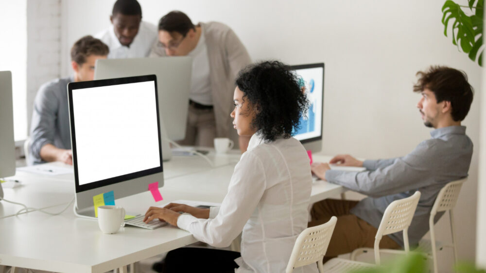 Les clés pour maintenir un équilibre entre travail sur écran et bien-être physique et mental