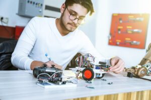 Quelles sont les compétences clés recherchées dans l’aéronautique en 2025 ?