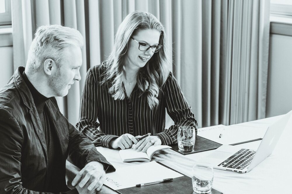 Les stratégies de management de transition les plus efficaces qui peuvent être appliquées dans les entreprises pour naviguer avec succès à travers des périodes de changement