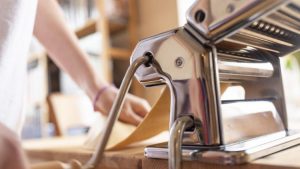 Aménagement d'une cuisine professionnelle : quel matériel privilégier au début ?